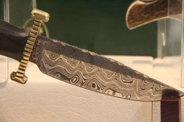 Theo các nhà nghiên cứu, thép Damascus có nguồn gốc từ Ấn Độ thời cổ đại. Người Ấn Độ sử dụng loại thép đặc biệt này để rèn kiếm trong hơn 2.000 năm.