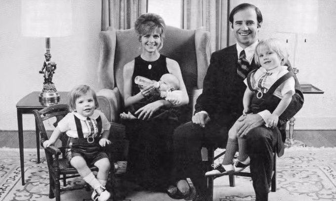 Sau khi vợ và con gái qua đời, ông Biden "gà trống nuôi con" khi ngày ngày vừa làm việc chăm chỉ vừa chăm sóc con cái một cách ân cần, chu đáo.