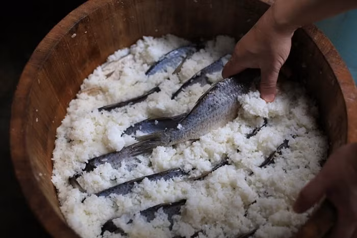 Thành phần chính của món ăn này gồm có cá tươi, muối biển và gạo được lên men. Cá tươi được đánh bắt ở hồ nước ngọt tự nhiên Biwa rộng lớn, sản lượng đánh bắt cá nơi đây hàng năm rất lớn. Tuy nhiên những năm gần đây sản lượng giảm đi đáng kể.