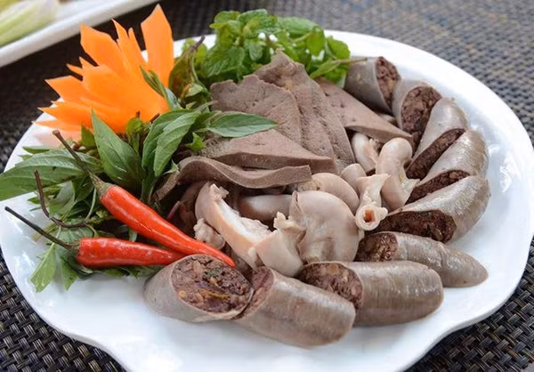 Mỗi nguyên liệu có hương vị riêng nhưng để chung vào một chiếc bát to, sự hòa quyện hương vị này tạo nên sức hấp dẫn bất ngờ.