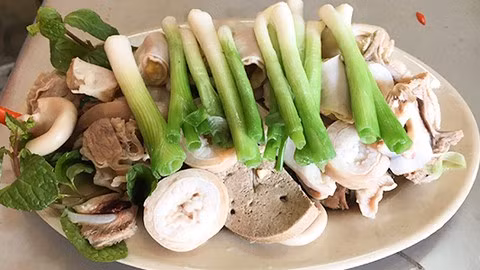 Đĩa lòng chần lúc nào cũng đầy đủ các phần như dạ dày, gan, hàm, cật, cuống họng và tràng heo.