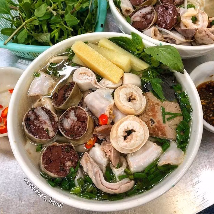 Nếu bạn đã nhàm chán với những bát bún quen thuộc thường ngày, có thể đổi gió thưởng thức bún lòng thơm lừng, hấp dẫn với dồi, lòng non, tiết luộc, măng, nấm, rau sống... Ảnh: Internet.