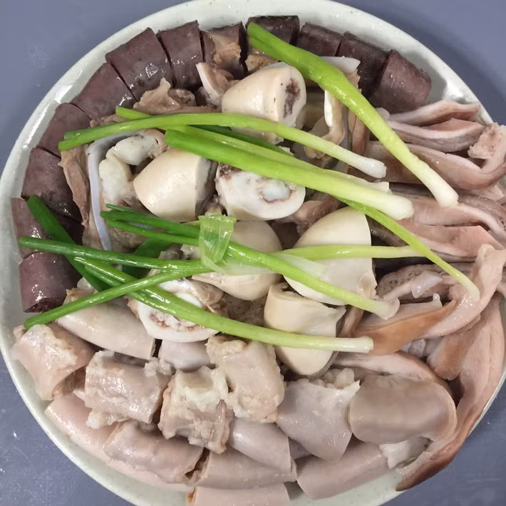 Lòng chần không phải là món ăn xa lạ đối với những ai "nghiền" các món ăn từ nội tạng. Nhìn bát lòng chần thơm ngon, nóng hổi đầy mời gọi, có lẽ chẳng ai có thể cưỡng lại được sự hấp dẫn ấy.