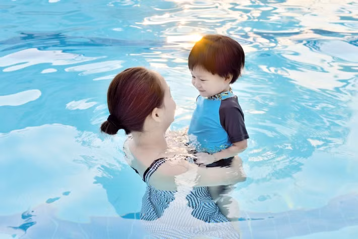 Không nên cho trẻ đi bơi khi vừa ăn no hoặc khi đang đói vì sẽ ảnh hưởng đến hệ tiêu hóa của trẻ hoặc gặp nhiều vấn đề khác trong quá trình bơi. Tốt nhất chỉ nên cho trẻ xuống hồ bơi sau khi ăn khoảng một giờ đồng hồ.