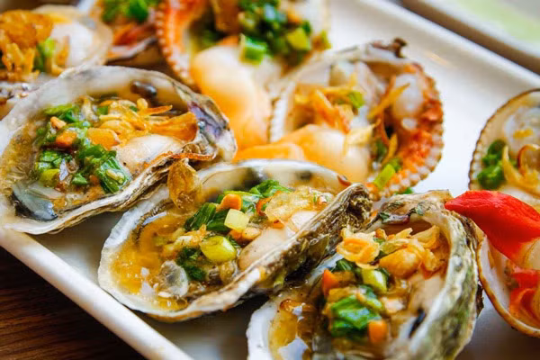 Món hàu nướng mỡ hành: Có thể nói đây là món dễ gây nghiện nhất đối với tất cả mọi người. Vì món hàu nướng rất ngon và béo thơm, khi nướng chín nên đa phần ai cũng có thể ăn thoải mái được.