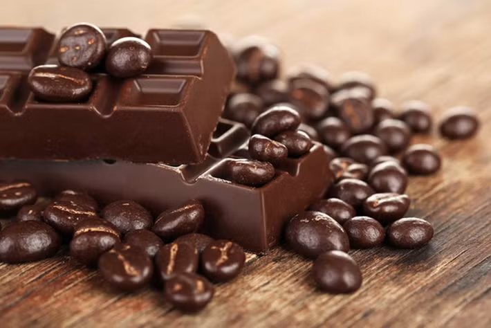 Chocolate đen giúp tăng khả năng lưu thông máu về mắt giúp mắt đỡ mệt mỏi và thị lực tốt hơn. Nó còn làm tăng nồng độ serotonine, một sứ giả của não có khả năng điều hòa tính khí và giấc ngủ.