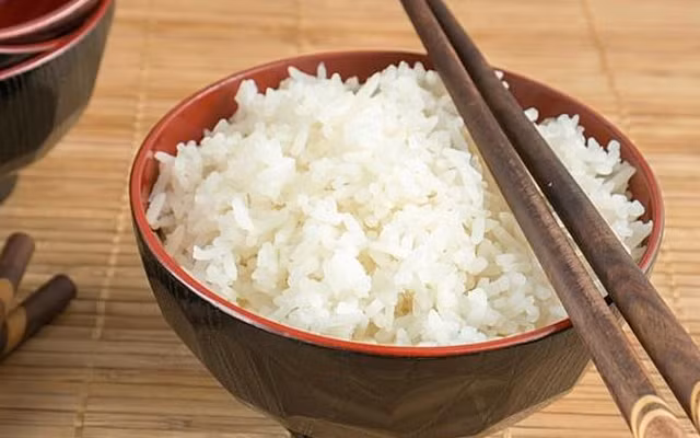 Cơm: Các chuyên gia dinh dưỡng cho rằng cần tránh ăn cơm và cả bánh mì trắng vào ban đêm vì chúng rất giàu hàm lượng tinh bột và có thể khiến bạn bị đầy bụng suốt đêm. Ngoài ra, ăn cơm ban đêm có thể làm tăng cân vì nó mất nhiều thời gian để tiêu hóa hơn và lúc đó cơ thể hoàn toàn nghỉ ngơi.
