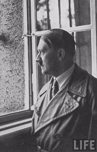 Ngay cả khi quân phát xít Đức ngày càng nhận nhiều thất bại thì Hitler vẫn không lung lay. Gã vẫn hô hào tướng lĩnh, binh sĩ các nơi tiếp tục cầm súng chiến đấu, thà chết cũng không đầu hàng.