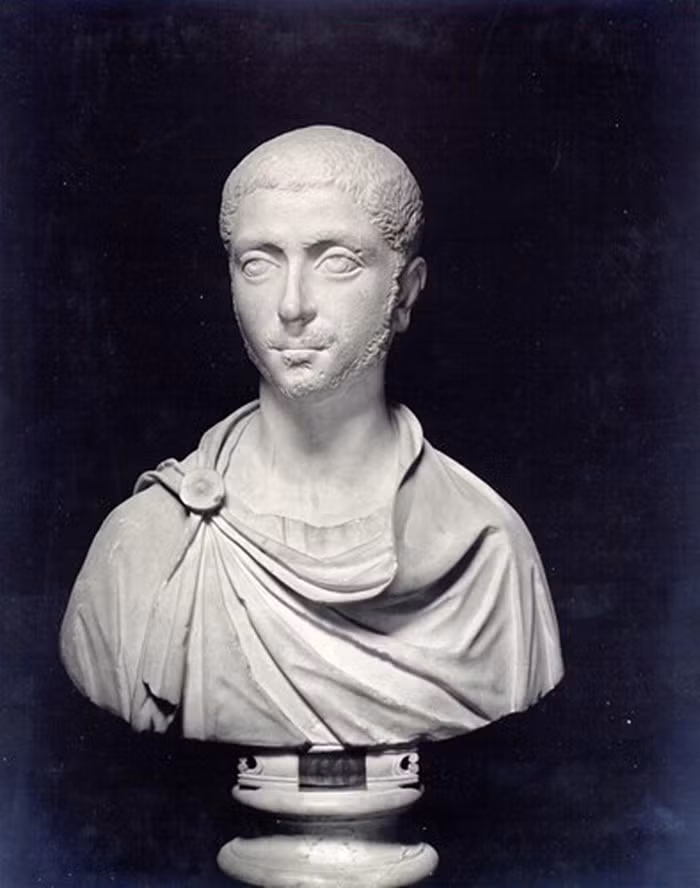 Một sở thích điên rồ của ông hoàng Elagabalus là bán thân mua vui cho khách làng chơi.