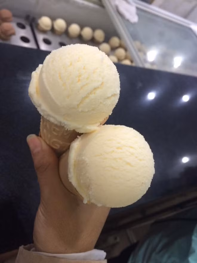 Kem Tràng Tiền: Dù thưởng thức trong mùa đông hay mùa hè, bạn sẽ phải thầm thương và ấn tượng hương vị khó quên. Khi ăn, bạn cảm nhận rõ kem tươi ngọt mát, tan ngay trong miệng còn vỏ quế thì thơm, giòn. Ảnh: Internet. 