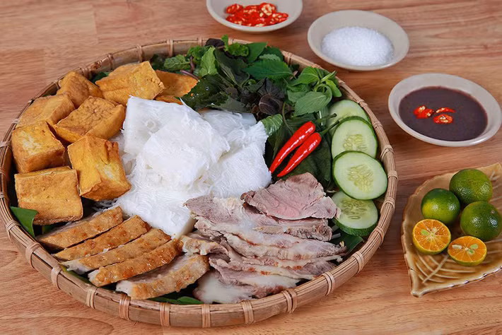 Bún đậu mắm tôm vốn là món ngon rất bình dân nhưng lại khiến nhiều thức khách mê mẩn. Bún đậu chấm chút mắm tôm rồi ăn kèm với kinh giới, tía tô, mùi tàu bạn sẽ cảm nhận được vị thơm của bún, vị béo ngậy của đậu, vị mặn ngọt của mắm tôm pha khéo.
