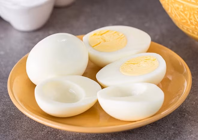 5. Lòng trắng trứng: Ăn lòng trắng trứng sẽ không khiến bạn cảm thấy no và có thể khiến bạn cảm thấy đói vì lòng đỏ trứng mới là phần protein của trứng, giúp bạn no lâu.