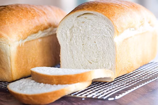2. Bánh mì trắng: Món ăn quen thuộc này được làm từ bột mì trắng và chất béo cung cấp nhiều calo hơn nhưng ít gây cảm giác no bụng hơn. Do đó, thay vì ăn một chiếc bánh mì trắng lớn, hãy ăn các sản phẩm ngũ cốc nguyên hạt cho bữa sáng, bạn sẽ no hơn rất nhiều.