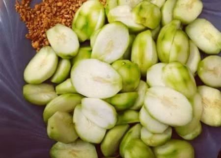 Cóc được xem là món ăn vặt mang vị chua tiêu biểu của đặc sản miền Nam. Cóc xanh hay cóc chín đều vương vấn lòng người theo một cách rất riêng mà chỉ loại quả này sở hữu. Cóc hái từ cây xuống có thể gọt vỏ, ăn liền hoặc chấm kèm với muối ớt, muối tôm.