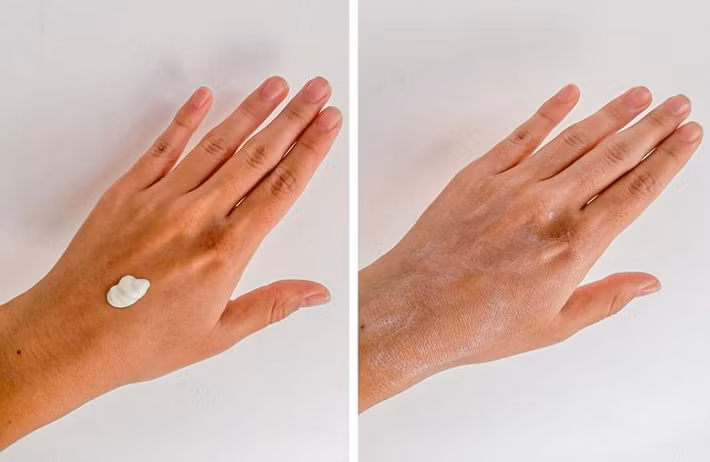 1. Để có đôi tay trẻ trung, hãy luôn thoa kem chống nắng: Chắc chắn, một trong những mẹo quan trọng nhất để giữ cho đôi bàn tay mềm mại, tươi trẻ là sử dụng kem chống nắng, giúp chúng ta tránh được các vết thâm nám và thậm chí là ung thư. Cứ 30 phút trước khi ra ngoài, hãy thoa một lượng kem chống nắng (SPF 50 hoặc cao hơn) lên mu bàn tay. Ngoài ra, hãy nhớ thoa lại trong ngày.