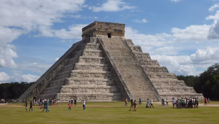 Một trong những kim tự tháp nổi tiếng nhất của người Maya là El Castillo (hay còn gọi Kukulkan). Công trình cao 24m, bao gồm 365 bậc cầu thang. Số bậc thang tương ứng số ngày trong một năm dương lịch.