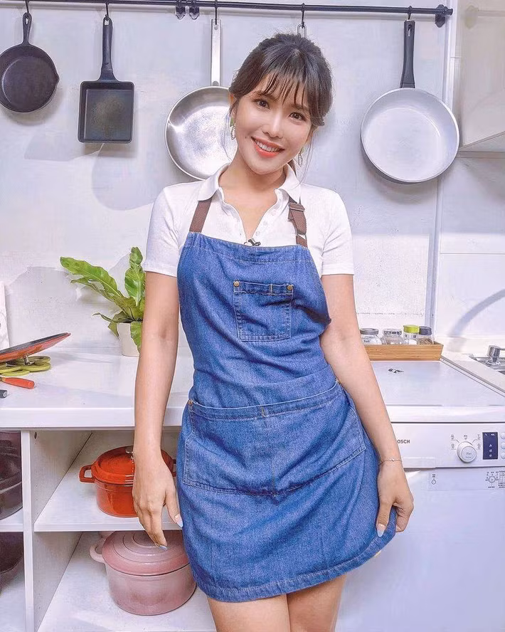 Ula Shen còn được tiếng là đảm khi thường xuyên vào bếp, tự mình nấu ăn. Dù chỉ mặc tạp dề, cô cũng vẫn rất xinh đẹp.