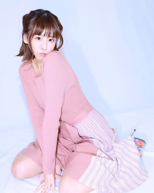 Có đôi lúc Hinata Aoi diện trang phục nữ tính kẹo ngọt, trông cô nàng trẻ trung hệt như học sinh.