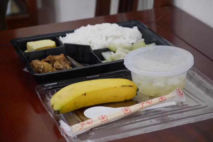 Đây là một suất ăn đầy đủ dinh dưỡng, có cả hoa quả để tăng cường vitamin cho người bệnh. Ảnh: Lao động.
