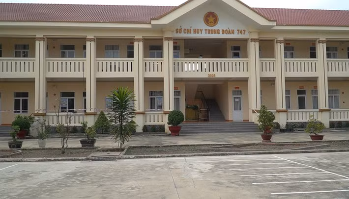 Đồng thời, các trường hợp phải cách ly, nếu xong các bước trên mà phát hiện ai có triệu chứng của COVID-19 như sốt, ho, khó thở thì được đưa qua bàn kiểm tra y tế. Sau đó đưa vào khu vực cách ly đặc biệt. Ảnh: PLO.
