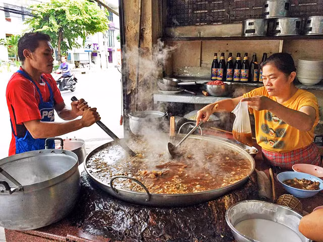 Wattana Panich là một trong những nhà hàng nổi tiếng nhất ở khu phố Ekkamai của Bangkok, Thái Lan. Một trong những món ăn phổ biến nhất tại nhà hàng này là món súp bò đậm đà, được chế biến từ xương bò, nội tạng cùng nhiều loại gia vị khác.