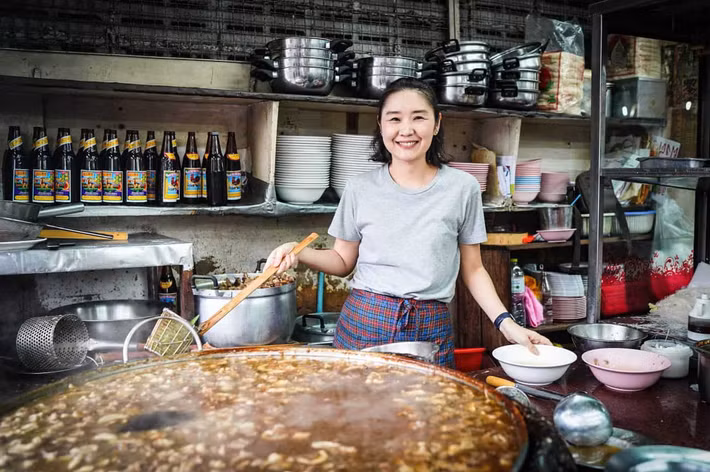 Wattana Panich dựa vào một phương pháp nấu ăn cũ được gọi là hầm vĩnh viễn. Cách hầm này về cơ bản liên quan tới việc nước dùng được đun sôi liên tục trong khi thêm các thành phần mới vào. Điều này đảm bảo nước dùng hấp thụ được nhiều hương vị khác từ các thành phần. Nguyên tắc đơn giản là nước dùng càng để lâu thì càng ngon.