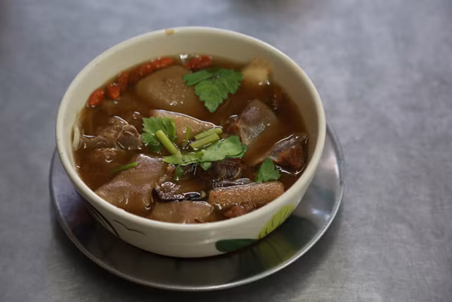 Quán ăn này mỗi ngày có hàng trăm người chờ đợi để được thưởng thức món súp bò hầm. Thế nhưng, bí mật hương vị của món ăn này khiến ai cùng rùng mình và phân vân không biết có nên ăn tiếp không.