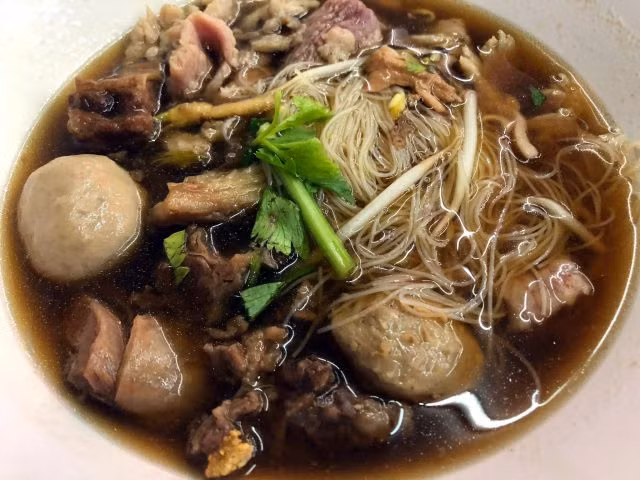 Hương vị nước dùng thật sự rất tinh tế và ngon ngọt ngoài mong đợi. Phần thịt bò thì do được đun rất kỹ nên khi cho vào miệng, thịt bò như tan chảy ra ngay và mang đến độ ngon ngọt không thể tả.