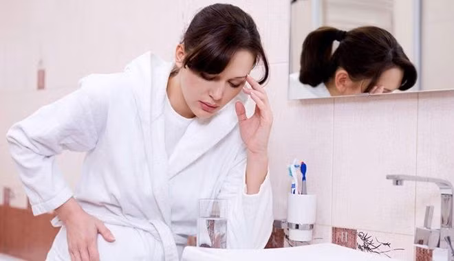 2. Bệnh đường tiêu hóa: Chẳng hạn như các bệnh như viêm dạ dày, loét dạ dày, trào ngược dạ dày, hành tá tràng sẽ khiến chúng ta buồn nôn dưới sự kích thích của axit dạ dày nên cần hết sức cảnh giác.
