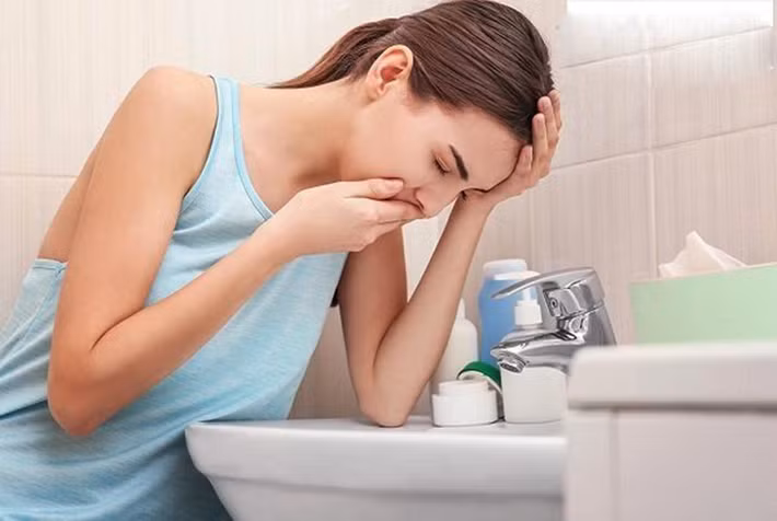 Bệnh dạ dày có thể gây buồn nôn, nôn, đau dạ dày, chán ăn và các triệu chứng khó chịu khác. Nên dùng viên uống domperidone, vitamin B6, belladonna và Livzon Dele dưới sự hướng dẫn của bác sĩ để điều trị.
