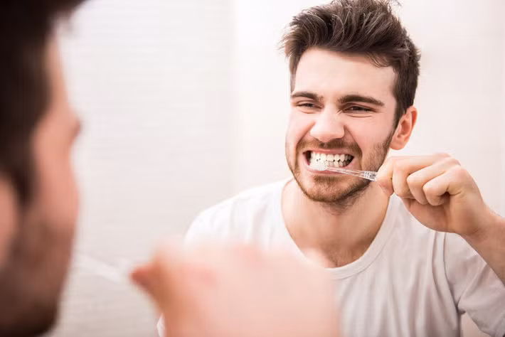 4. Viêm mũi và viêm xoang: Nếu dịch nhớt mủ của bệnh viêm mũi, viêm xoang chảy ngược vào miệng sẽ làm bạn xuất hiện cảm giác buồn nôn, nhất là khi đánh răng.