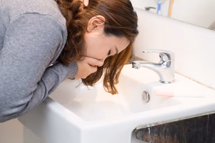 Có thể cải thiện hiện tượng này bằng việc súc miệng bằng nước muối nhạt vào buổi sáng và tối. Khi súc miệng, đầu ngửa ra sau và miệng phát ra tiếng "a". Sau khi súc miệng, bạn có thể uống một cốc nước muối nhạt để khử trùng, làm sạch và giữ ẩm cho hầu họng, cải thiện môi trường hầu họng, ngăn ngừa nhiễm trùng do vi khuẩn.