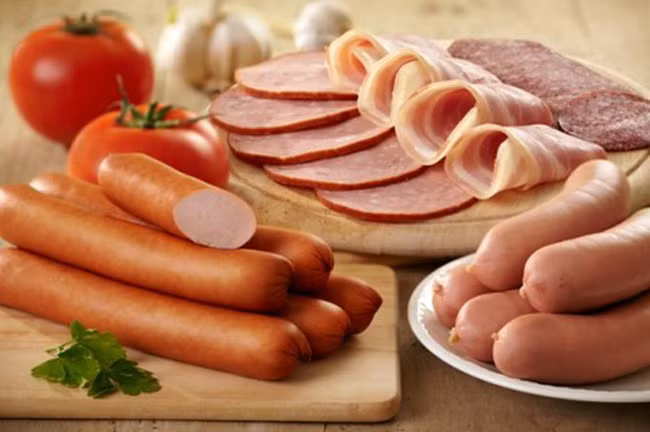 Thứ hai là các sản phẩm thịt đã chế biến ví dụ như thịt, nội tạng và các sản phẩm từ máu đã được xử lý, hun khói hoặc trải qua các quá trình chế biến khác. Nitrit được thêm vào các sản phẩm chế biến có thể chuyển hóa thành nitrosamine gây ung thư.
