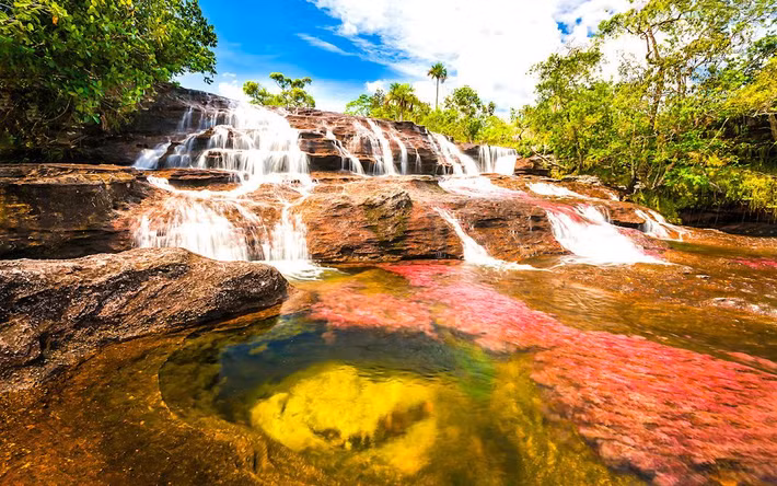 Đất nước Colombia nổi tiếng với " dòng sông ngũ sắc" Cano Cristales tuyệt đẹp nằm bên trong khu bảo tồn quốc gia Macarena. Nơi đây được nhiều người ca ngợi giống như vùng đất thiên đường có thật trên Trái đất.