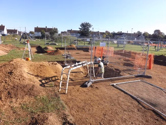 Các chuyên gia khảo cổ Anh tiến hành cuộc khai quật tại thị trấn Lechlade thuộc hạt Gloucestershire, Anh trước khi nơi đây xây dựng công viên trượt ván và đài tưởng niệm. Nhờ vậy, các chuyên gia tìm thấy hài cốt của một tù trưởng trong ngôi mộ 4.200 tuổi.