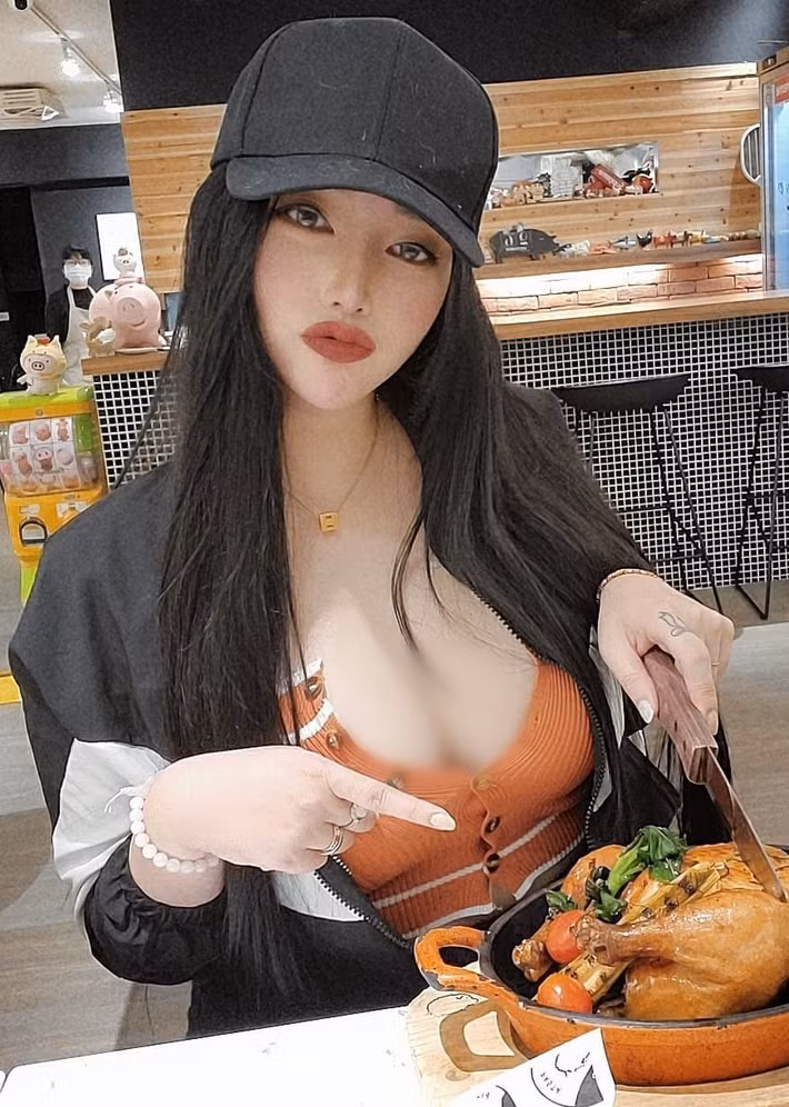 Tuy nhiên nghề nghiệp chính của cô nàng vẫn là một nhân viên y tế. Điều này khiến nhiều người không khỏi ngạc nhiên thích thú và công nhận, Hoàng Tĩnh quả là một hot girl tài sắc vẹn toàn.