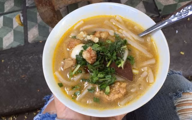 Khi nấu trộn lẫn với hạt điều để tạo màu, khi thưởng thức chan với bánh canh ăn rất ngon. Nhắc tới bánh canh Huế không thể không nhắc tới hai quán bánh canh ngon nổi tiếng là bánh canh Nam Phổ và bánh canh bà Đợi.