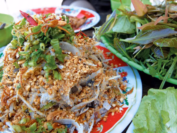 Gỏi cá nghéo (hay còn gọi cá mập voi, cá nhám): Cá nghéo toàn thịt, gan béo, thịt ngon, tuy da có nhám có tanh, nhưng cạo da bằng nước sôi như cạo lợn thì không còn tanh nữa, thịt cá lúc ấy trắng như bông, mới nhìn đã thích đem đi nấu lẩu lại càng tuyệt vời. Cá nghéo sau khi làm sạch ướp với gia vị rồi đem đi làm gỏi ăn với nước lèo, rau sống. Ảnh: Internet. 