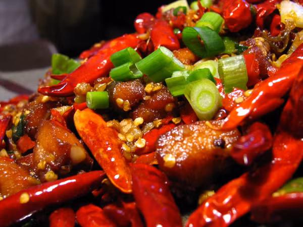 Đồ ăn cay: Ăn món ăn cay vào buổi sáng có thể làm gia tăng nồng độ axit trong dạ dày. Từ đó gây tổn thương lớp niêm mạc, dẫn tới các bệnh về dạ dày.
