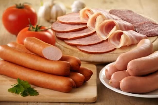 Các loại thịt chế biến như thịt xông khói, thịt hộp... được xem là sự lựa chọn nhanh gọn và tiện lợi cho bữa sáng. Tuy nhiên, hợp chất nitrat có trong xúc xích, thịt xông khói tăng nguy cơ mắc bệnh ung thư đại tràng. 