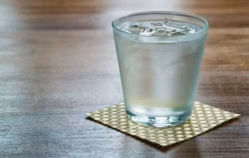 Nước lạnh: Uống nước lạnh vào buổi sáng làm co thắt huyết quản, đầy bụng, khó tiêu. Các chuyên gia sức khỏe khuyên khi thức dậy, mọi người nên uống một ly nước ấm để khởi động hệ thống tiêu hóa và bù lại lượng nước đã mất sau một đêm dài.