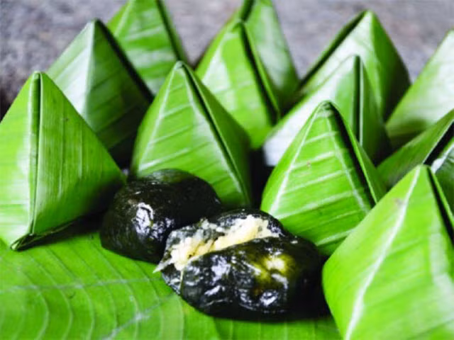 Bánh ít lá gai: Được biết đến như một đặc sản làm quà mỗi lần ghé chân Bình Định, bánh ít lá gai tuy dẻo nhưng khi ăn không hề bị dính răng. Khi ăn, bạn sẽ cảm nhận được vỏ bánh mềm, mịn, dẻo, thơm của nếp, phần nhân dừa ngọt thơm vừa đủ, vị beo béo của đậu phụng hay vị hơi cay nồng của gừng khiến bạn ăn hoài không chán.