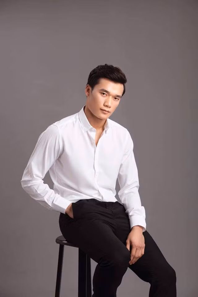 Tiến Dũng diện áo sơ mi trắng và quần âu cùng vô cùng bảnh bao.