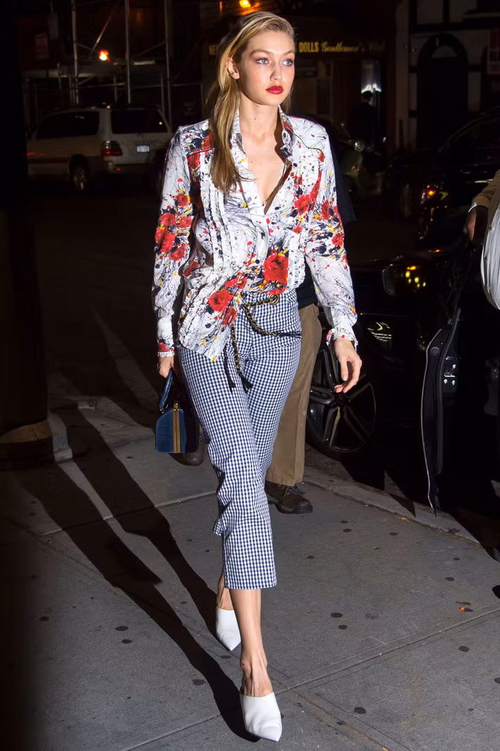 Gigi Hadid cho rằng, thay vì ép bản thân mình đi theo chế độ tập nghiêm ngặt, bạn nên chọn lấy một bộ môn yêu thích và chăm chỉ tập luyện. Khi có hứng thú, việc luyện tập sẽ mang lại hiệu quả tốt hơn. Các bộ môn như bơi lội, bóng chuyền, bóng rổ, tennis, đấm bốc, thậm chí là khiêu vũ thể thao cũng đốt một lượng calories không thua kém tập gym chút nào. Ảnh: Internet. 