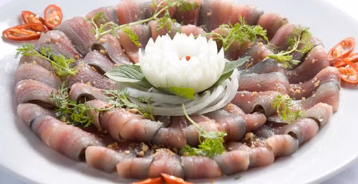 Gỏi hải sản: Tương tự như thịt bò tái, hải sản cũng là món ăn thường được ăn sống hoặc tái để giữ nguyên hương vị. Có thể kể tới rất nhiều món ăn điển hình như sushi, sashimi hay gỏi cá hồi,...