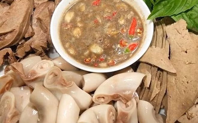 Lòng lợn: Bộ đôi tiết canh – lòng lợn sẽ cùng nhau song hành trong danh sách các món ăn có nguy cơ nhiễm giun sán cao. Nguyên nhân là do ấu trùng giun sán khi xâm nhập vào con lợn sẽ trú ngụ tại bộ phận này nên nếu không chế biến cẩn thận sẽ dễ nhiễm bệnh vào cơ thể người.