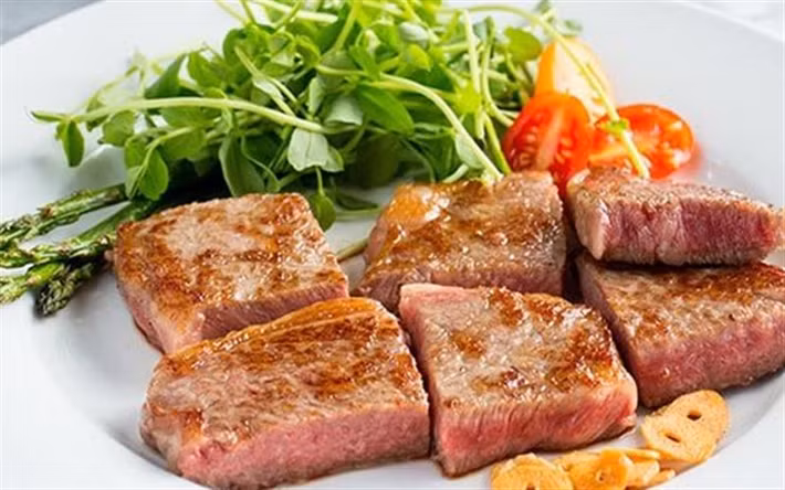 Thịt bò tái, bò bít tết: Nhiều người cho rằng, thịt bò có thể ăn tái và nó sẽ có hương vị ngon hơn do không bị dai hay mất đi vị ngọt nguyên bản của thịt. Tuy nhiên, ăn thịt bò chín tái cũng là một trong những cách nhanh nhất để đưa ký sinh trùng vào cơ thể.