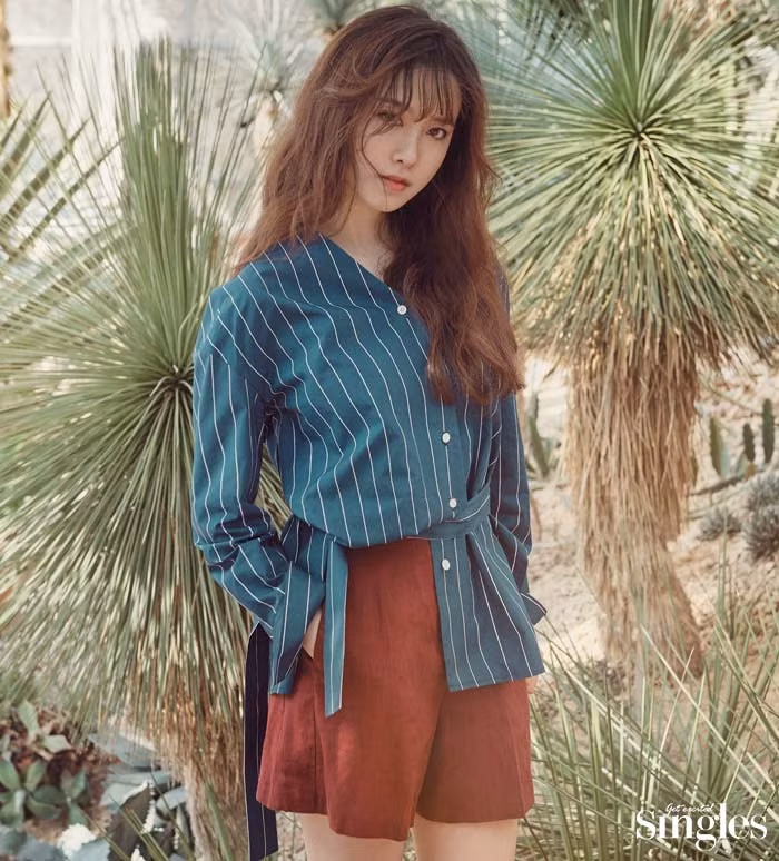 Set áo sơ mi kẻ kết hợp với quần short ống rộng giúp Goo Hye Sun trông thực sự trẻ trung, cá tính.