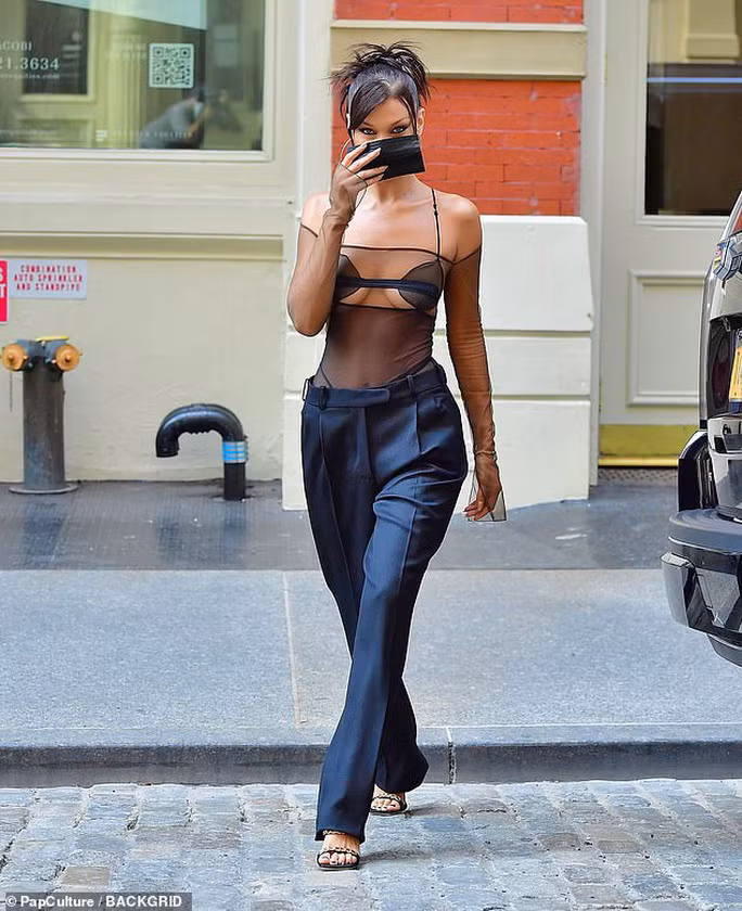 Siêu mẫu Bella Hadid cũng gây sốc khi chọn cho mình áo xuyên thấu đến dự thảm đỏ MTV Video Music Awards 2020.