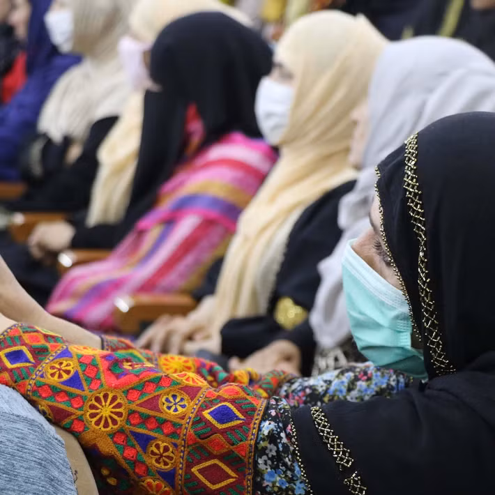 Một phụ nữ Afghanistan tên là Khatera đã có chia sẻ gây sốc dư luận về những tội ác của Taliban đã gây ra cho cô. Theo lời kể của Khatera, vào năm 2020, các chiến binh Taliban ở tỉnh Ghazni đã bắn 8 phát đạn vào cô. Không những vậy, họ còn làm cô bị mù.